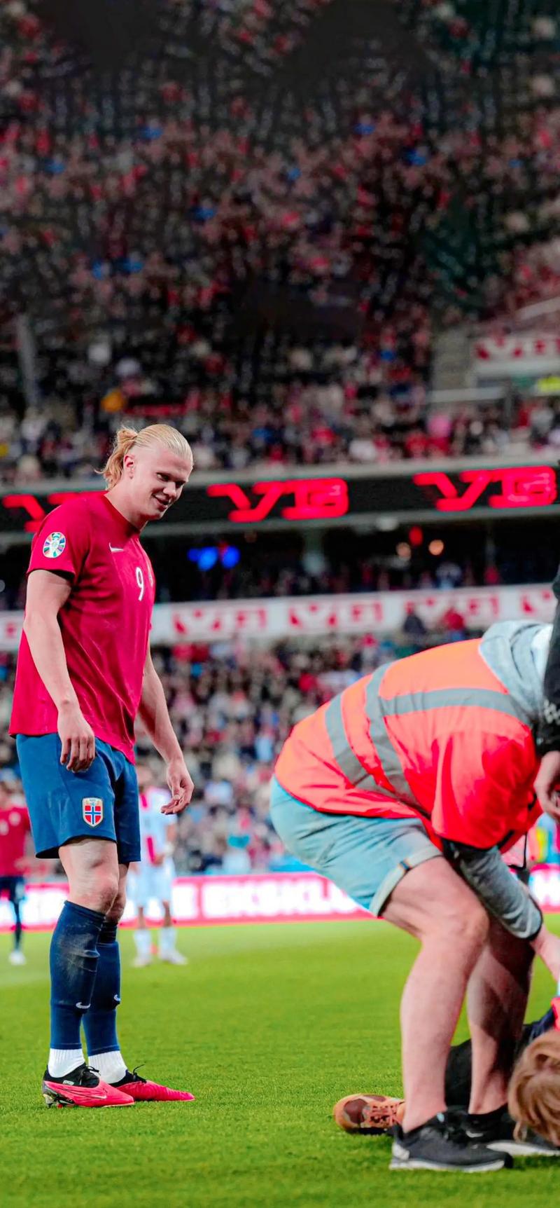 洛里：温哥华的人造草皮质量太差，在这样的场地比赛不可接受（洛里怒批温哥华人造草皮：质量不过关，难以接受在此作战）