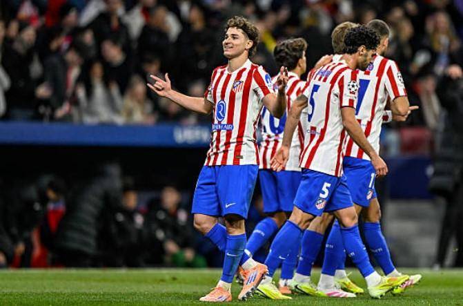 球迷现场尖叫不断（球迷现场尖叫声此起彼伏）