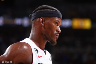 德甲生涯第10次戴帽，凯恩赛后将比赛用球带走收藏（凯恩德甲生涯第10次上演帽子戏法，赛后捧走比赛用球留作纪念）