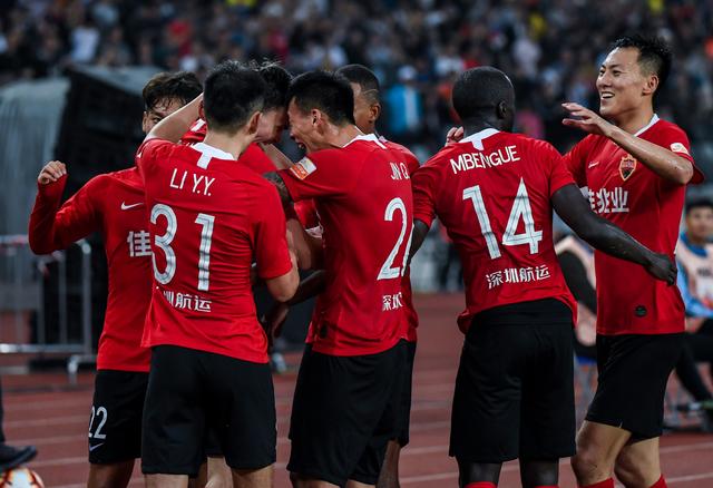 防线漏洞频出 难挡对手冲击（后防失误不断 难以抵御对手猛攻）