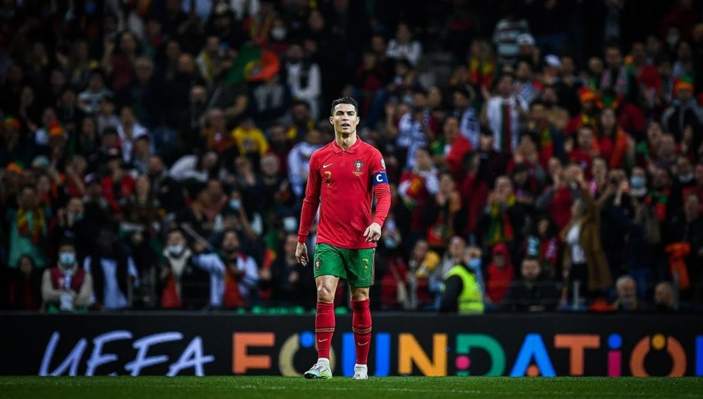 梅西美职联夺冠，C罗黯然神伤（梅西加冕美职联冠军，C罗黯然失色）