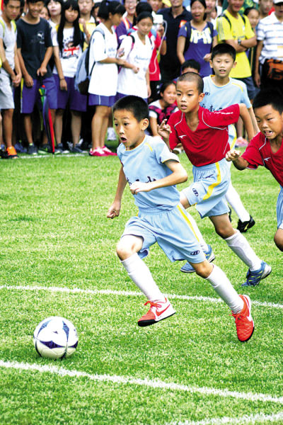 中国冰壶男队7比0胜波兰，明日双赛争冬奥门票（中国男子冰壶队7-0横扫波兰，明日连战冲击冬奥资格）