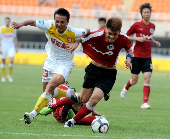 王钰栋首个主力赛季表现：共12球5助攻，荣膺中超本土金靴（12球5助攻！王钰栋主力首季加冕中超本土金靴）