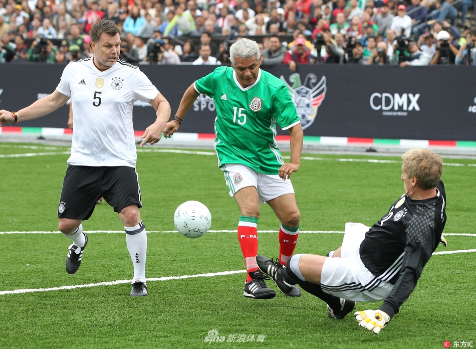 土耳其女球员狂砍69分，面相妆容神似李梦，引爱德华兹疯狂示爱（土耳其女将狂轰69分，妆容酷似李梦，爱德华兹高调示爱）